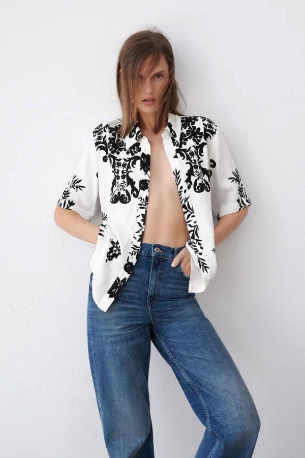 Si te gustan los estampados, Zara tiene una que te va a enamorar. Es de manga corta y cuenta con unas aberturas laterales en el bajo. Tiene un precio de 29,95 €.