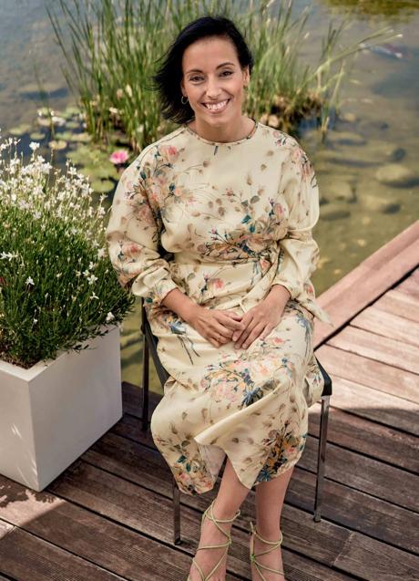 Imagen - Teresa, con vestido de Max Mara, pendientes de Aristocrazy y anillo de Isabel Guarch.