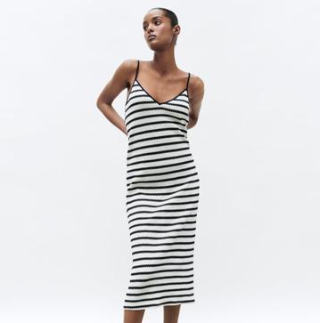 Imagen secundaria 1 - Las rayas marineras nunca pasan de moda y todos estos looks son la prueba definitiva