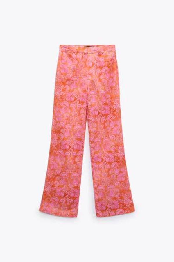Pantalón con tejido mezcla de lino, pernera recta, tiro alto y estampado floral, en tonos rosa y naranja.