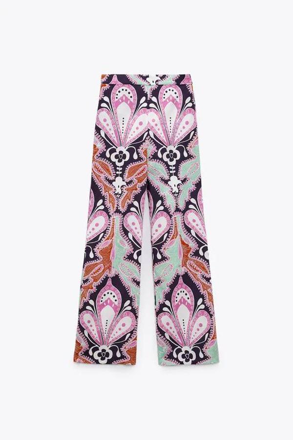 Pantalón acampanado de tiro alto tejido en mezcla de lino con estampado botánico en tonos morados, verdes y anaranjados. 
