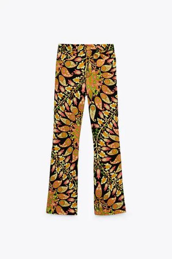 Pantalón 'flare' de tiro alto con estampado inspiración cachemira en tonos marrón, verde, rosa y naranja. 