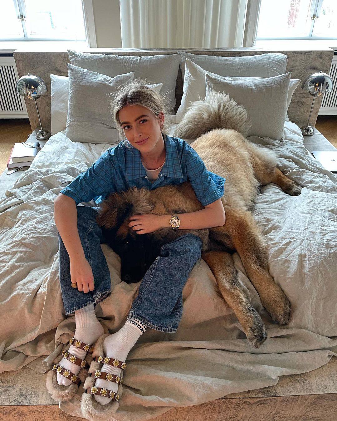 Unas sandalias planas con forro de pelo. Sí, es posible. Además, están adornadas con apliques de flores para dar un toque más femenino.