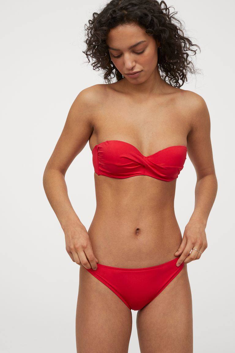 Bikini tipo balconette sin tirantes, de H&M (5,99 €).