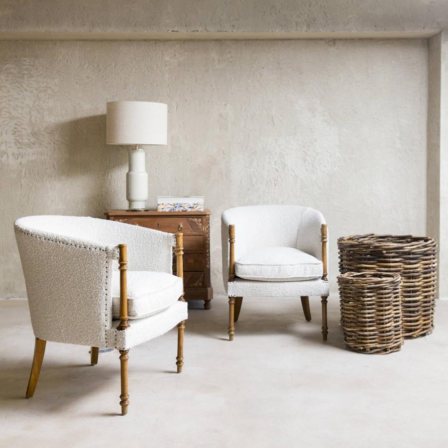 “Es importante, para que la mezcla funcione, generar armonía y equilibrio entre los distintos elementos. Puedes agruparlos por color, forma o época”. Un buen ejemplo es esta pareja de butacas antiguas combinadas con cestos campestres con el sello del decorador.