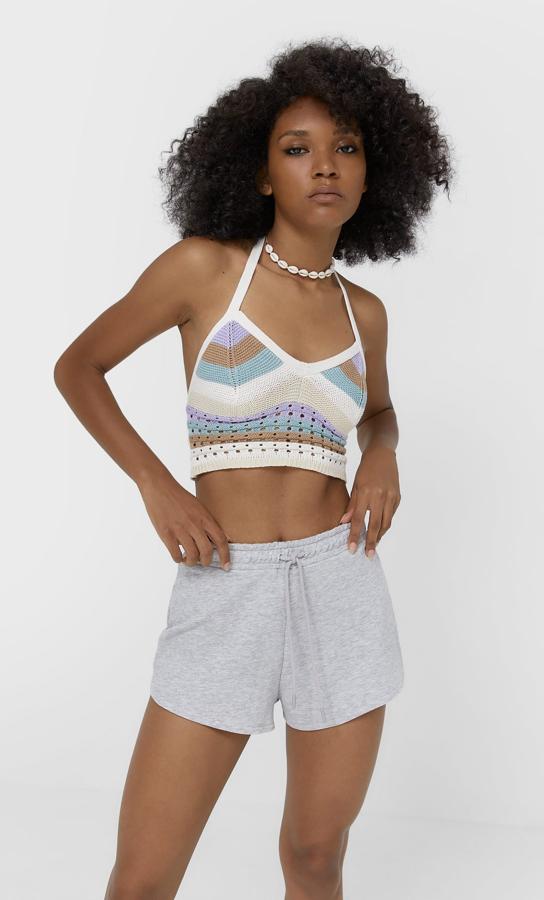 Este bralette tejido a crochet en varios tonos cuenta con escote de pico y tirantes y tiene un precio de 15,99 euros.