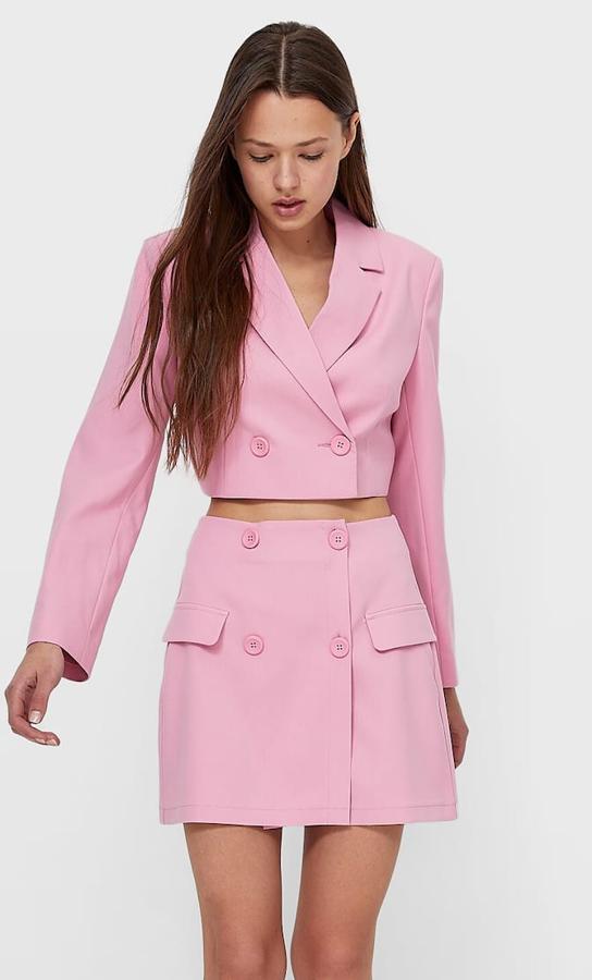 Esta falda mini en color rosa chicle con botones y bolsillos tiene un precio rebajado de 12,99 euros (antes 17,99 euros).