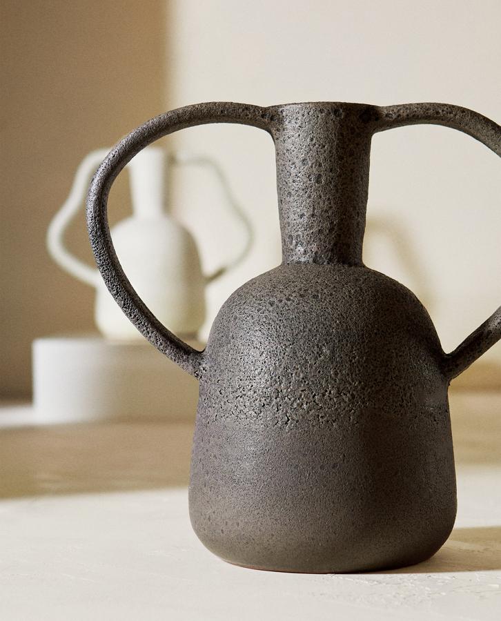 Este jarrón de cerámica con asas tiene una altura de 26 centímetros y un ancho de 29 centímetros. Su precio rebajado es de 29,99 euros (antes 39,99 euros).