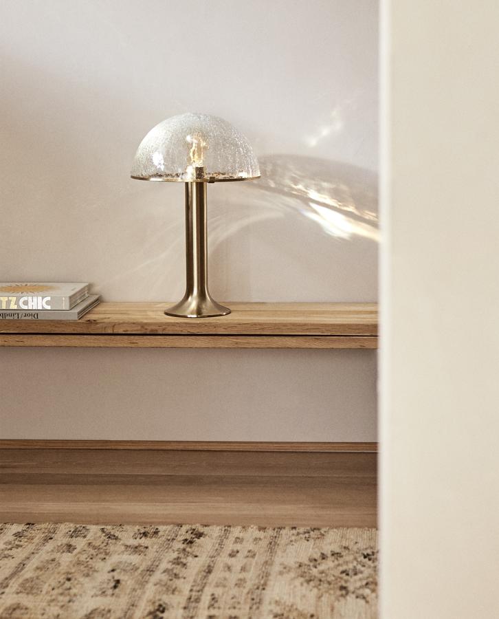 Con base de metal en color dorado y pantalla de cristal craquelado, esta lámpara de mesa tiene ahora un precio de 49,99 euros (antes 99,99 euros).