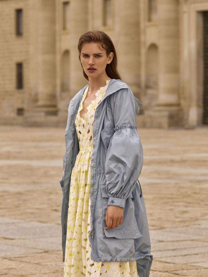 Gabardina de Max Mara y vestido de RED Valentino.