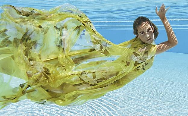 Con vestido y short, de Valentino