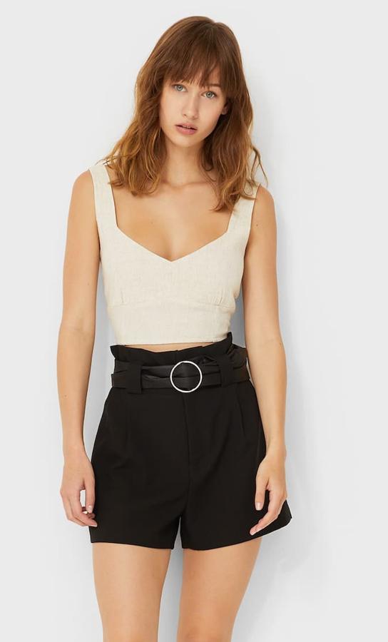 Disponibles en color negro, mandarina o piedra, estos shorts de tiro alto con cinturón y detalle de pinzas en la parte delantera son de Stradivarius y ahora tienen un precio de 12,99 euros (antes 17,99 euros).