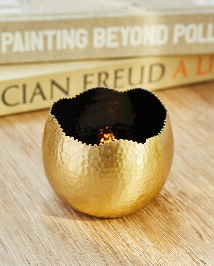 Este portavelas efecto martillado en color dorado tiene una altura de 6 centímetros y un ancho y fondo de 8. Su precio rebajado es de 5,99 euros (antes 12,99 euros).