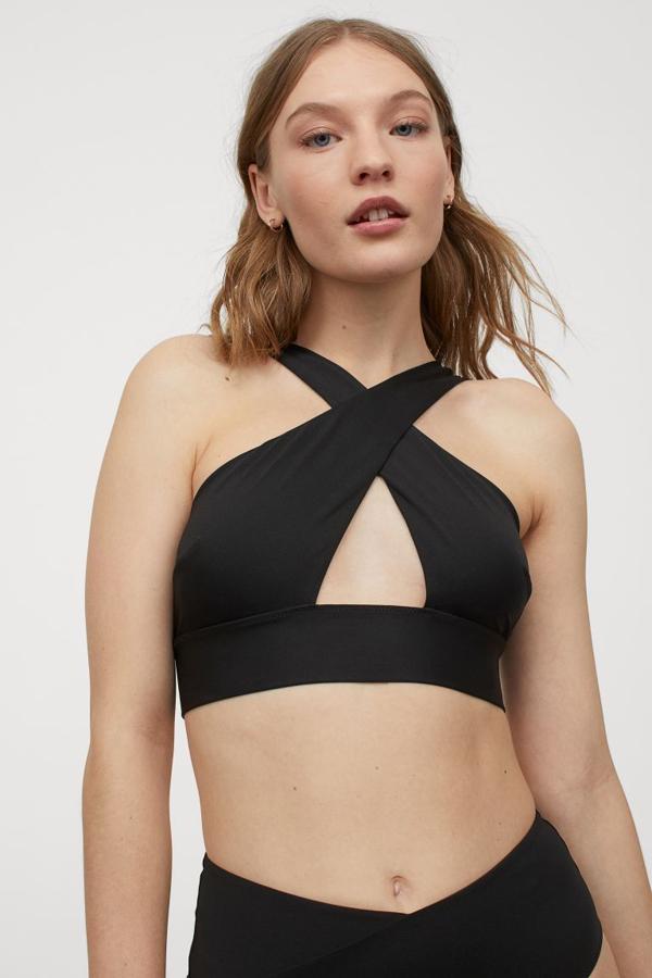 Top de bikini negro cruzado (rebajado a 7,99 euros).