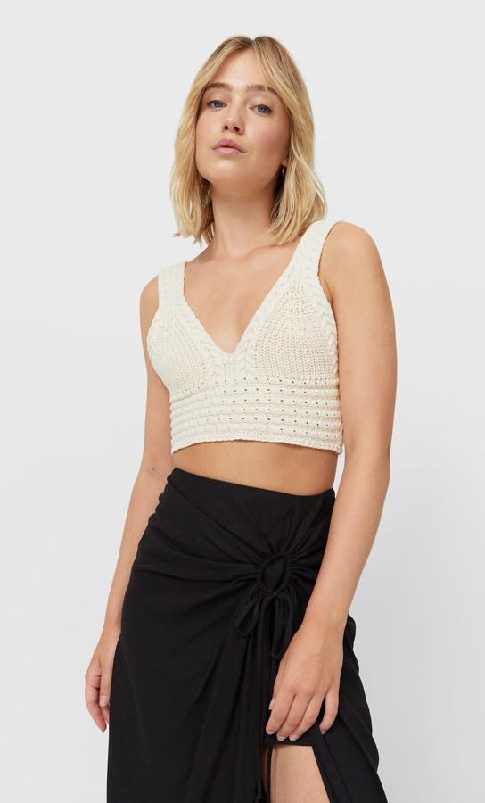 En color vainilla, este top de crochet trenzado con escote de pico y tirantes anchos tiene un precio de 12,99 euros.