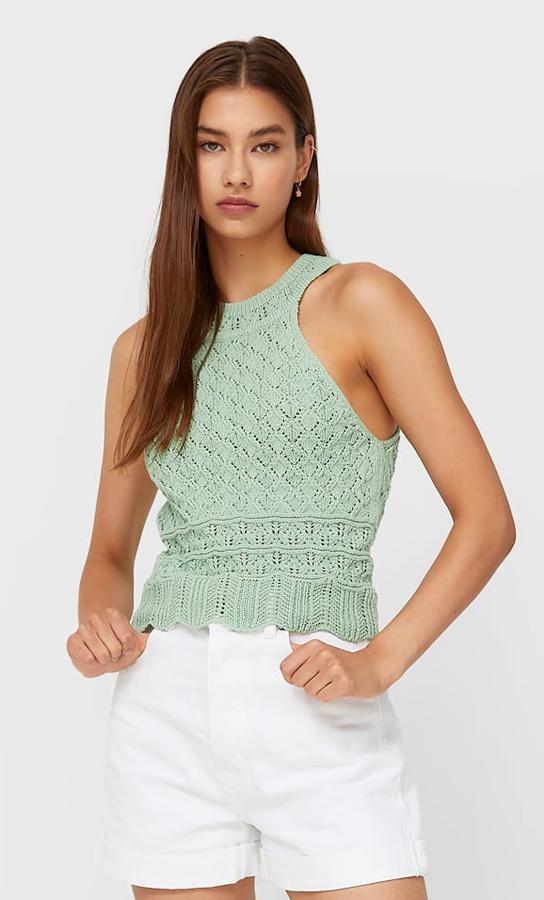 Disponible en verde, vainilla o negro. Este top de crochet con cuello halter tiene un precio de 15,99 euros.