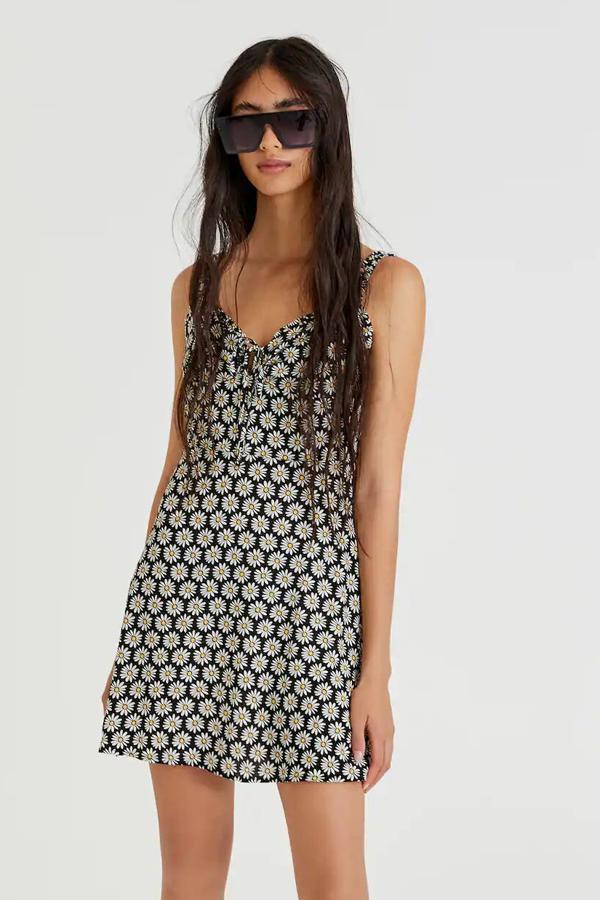 Disponible en varios colores, este vestido corto con tirantes elásticos con detalle de tira en el escote tiene un precio de 22,99 euros.