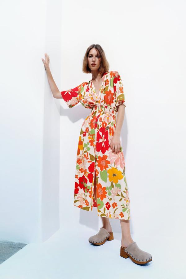 Vestido midi con estampado de flores de Zara (39,99 euros)