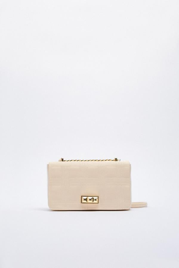 Bolso bandolera con tachuelas de Zara (22,99 euros)