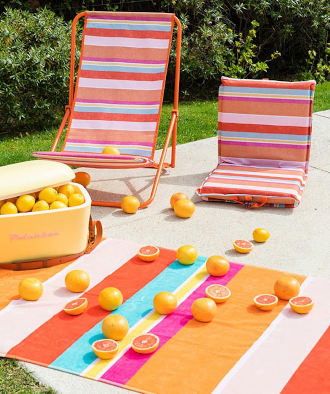 Esta tumbona plegable (19.95 euros) y la colchoneta a juego (29.90 euros) de El Corte Inglés.