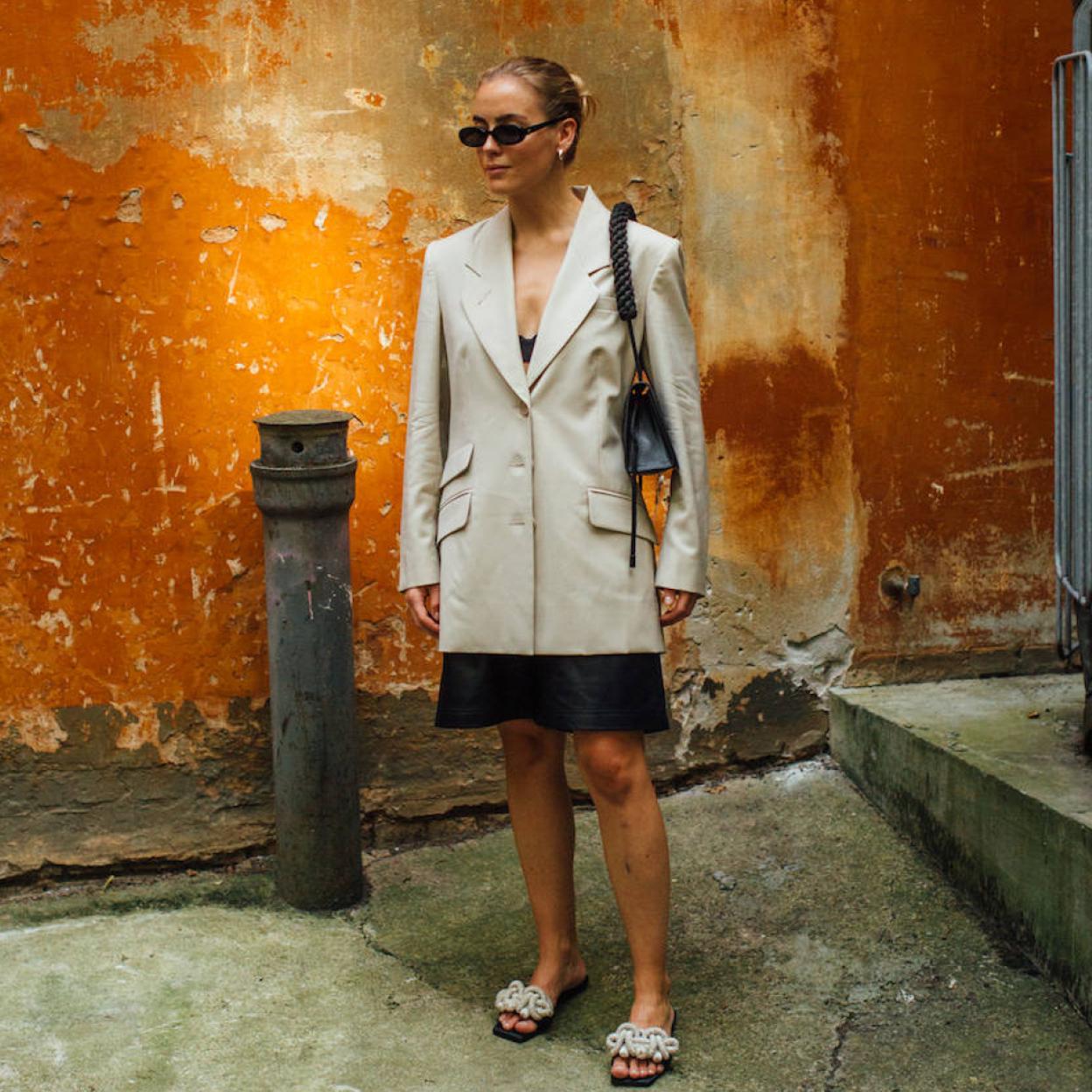 Pincha en la foto para ver las prendas súper especiales de las rebajas de Uterqüe en las que merece la pena invertir