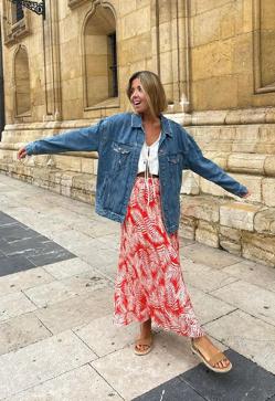 Imagen secundaria 2 - @beapfernandez con camisa de Molly Bracken, @teresaperezort con vestido blanco de Molly Bracken y @luciasvriz con falda estampada de Molly Bracken.