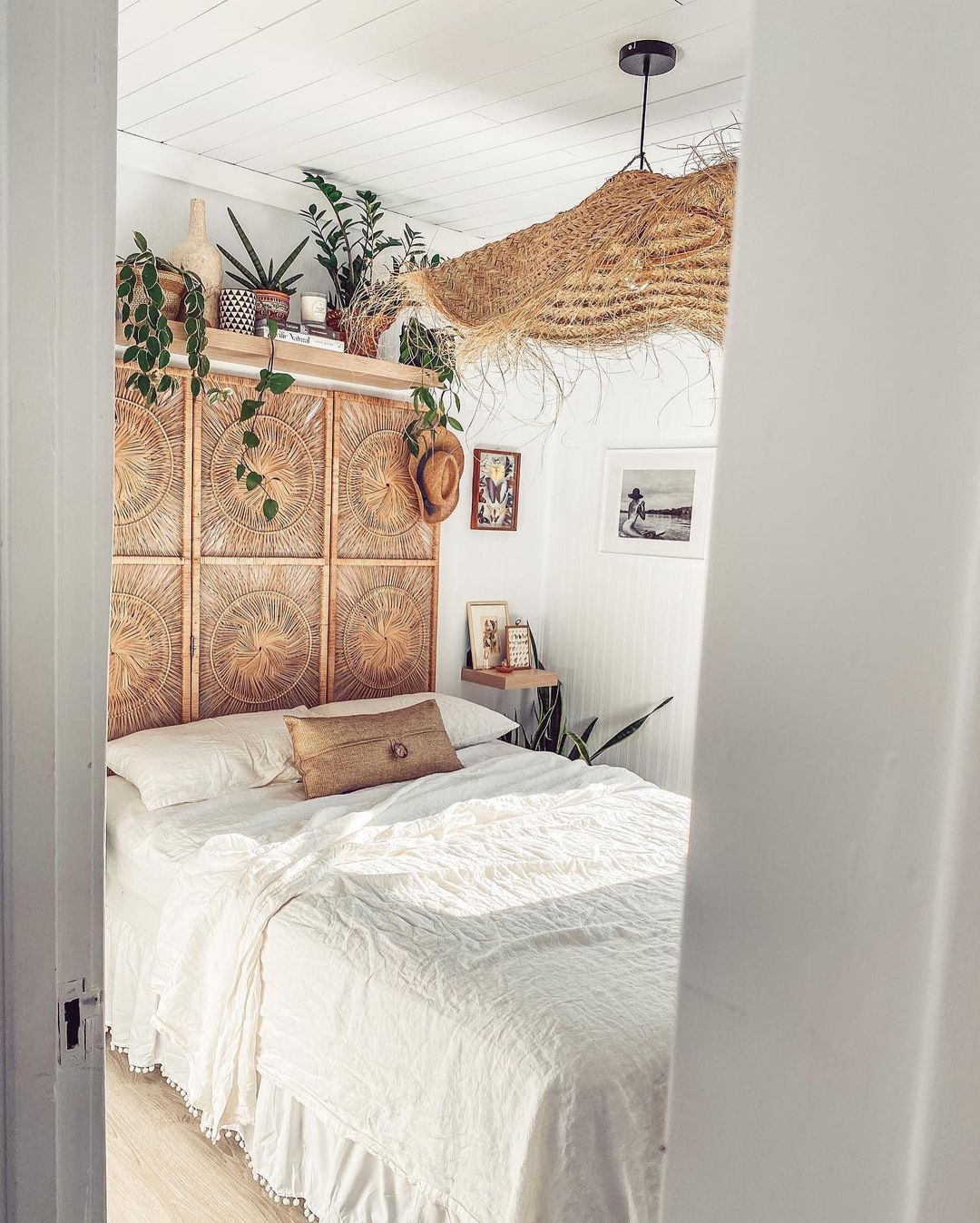 El bambú, el ratán o la rafia se convierten en los materiales estrella del verano, y se cuelan en nuestro dormitorio creando espacios frescos y llenos de estilo.