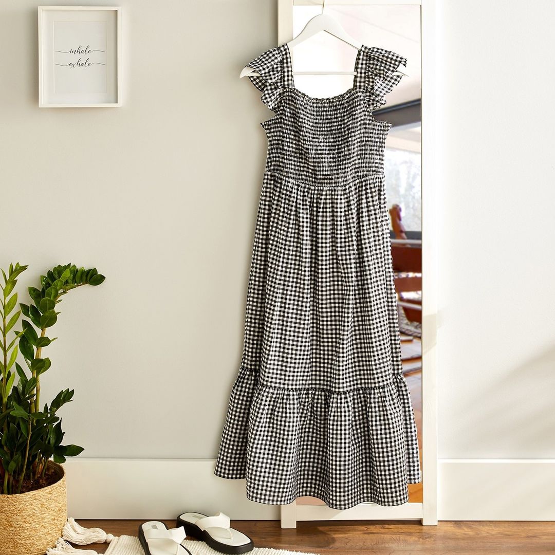 El vestido del que todo el mundo habla en Instagram y que arrasa entre las influencers es este midi con estampado de vichy y volantes en las mangas de Primark (22 euros).