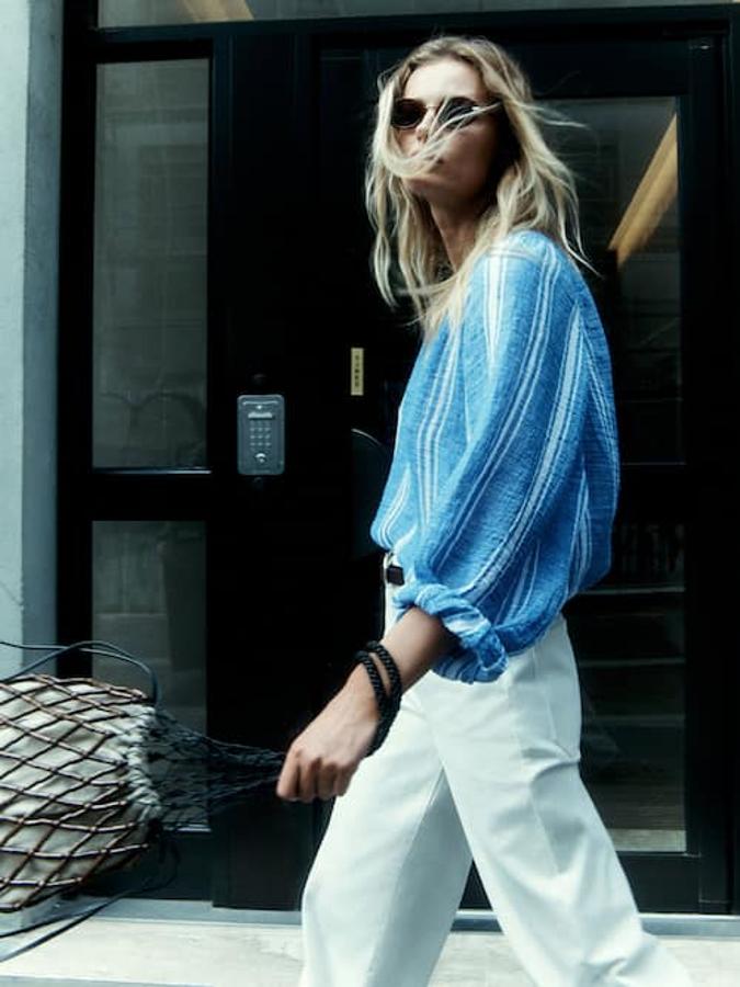 De venta exclusiva en la web de la firma, esta preciosa camisa azul con rayas blancas viene con cuello mao y escote de pico, mangas tres cuartos con puños elásticos y bajo recto. Una prenda ideal para combinar con pantalones y faldas en tonos neutros que podemos encontrar en las tallas S, M y L por 69,95 euros. 