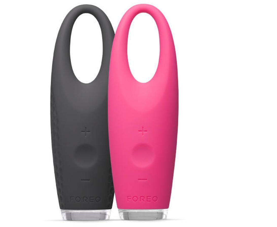 ¿Quién no conoce ya la eficacia de FOREO? Este utensilio promete despertar nuestra mirada. Mediante sus dos modos de vibración (golpes y pulsaciones) consigue que los fluidos, acumulados en el contorno, se muevan y así, reducir bolsas y ojeras.