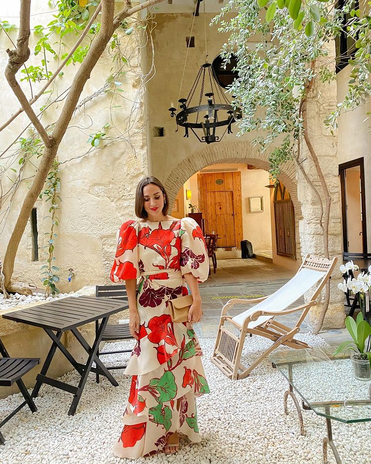 La boda de Felipe Cortina y Amelia Millán no ha sido la primera vez que Tamara Falcó ha lucido impresionante de Johanna Ortiz. El pasado verano la vimos con este espectacular vestido floral con mangas XXL en Vejer de la Frontera.