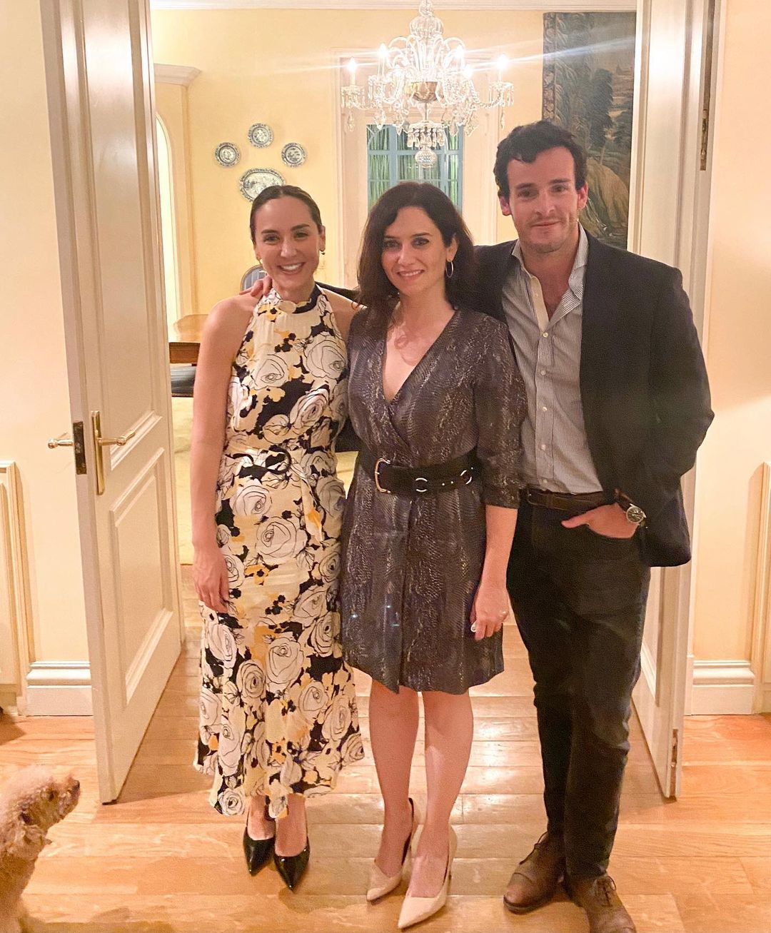 Una de las fotos del año es esta de Tamara Falcó e Isable Díaz Ayuso que dio muchísimo de qué hablar. Para una cena 'formal-informal' en casa de su madre, Isabel Presyler, la Marquesa de Griñón eligió un vestido midi con escote halter y estampado floral de su colección, TFP by Tamara Falcó.