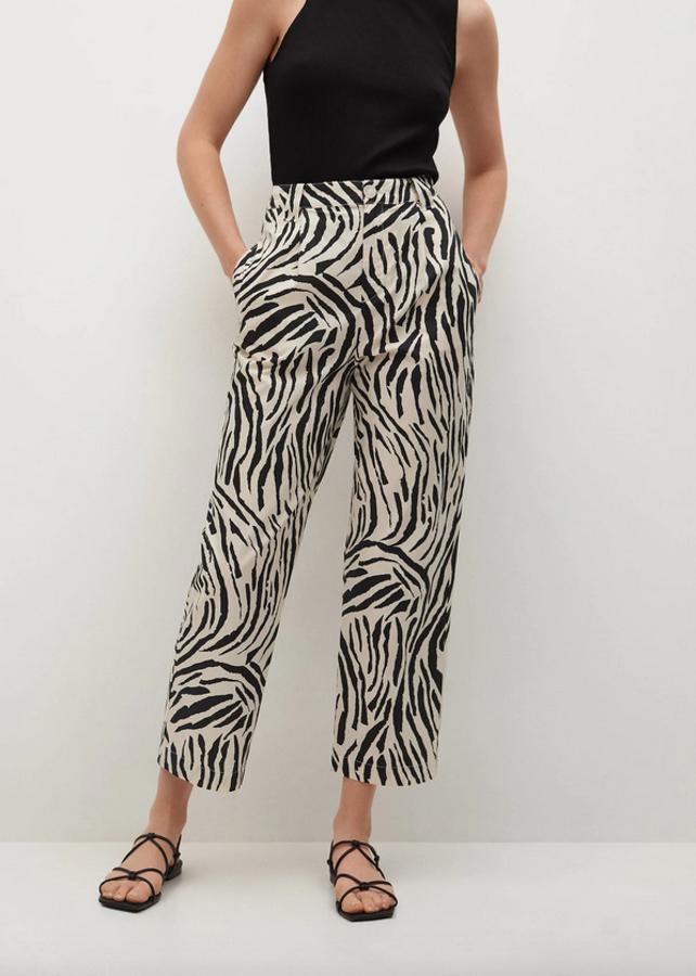 Con bajo por encima de los tobillos y diseño recto, estos pantalones de tiro alto con estampado de cebra sobre fondo crudo viene con bolsillos laterales y traseros y detalle de pinzas en el frontal. Disponible entre las tallas 32 y 46, cuesta 29,99 euros. 