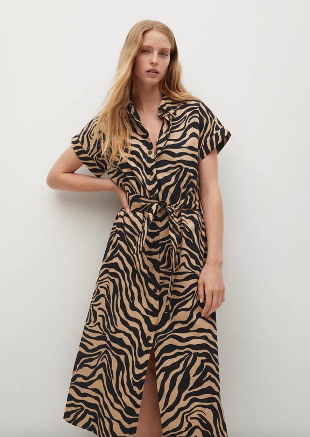 Uno de nuestros favoritos es este precioso vestido camisero en marrón medio con print de cebra de diseño midi. Con cintura entallada, cuello de solapa y mangas cortas, viene con cinturón desmontable a tono y cierre de botones a presión en negro en el frontal. Tiene un precio de 39,99 euros y está disponible entre las tallas XS y XL. 