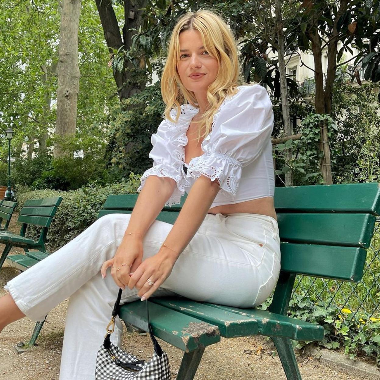 Pincha en la foto para ver blusas blancas súper románticas que acaban de llegar a Zara son las que mejor te quedarán con vaqueros.