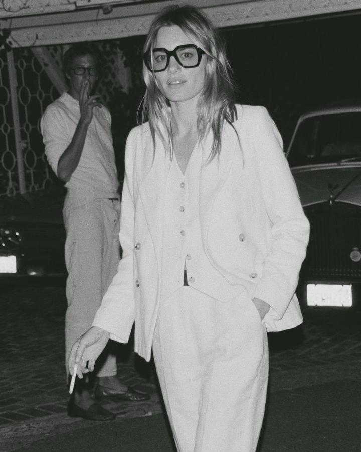 Todo a conjunto para un efecto de lo más setentero. Bien parece Bianca Jagger. Este verano los chalecos son tendencia y se quedarán para la próxima temporada. Hazte con unas gafas de sol de montura cuadrada y serás la más chic.