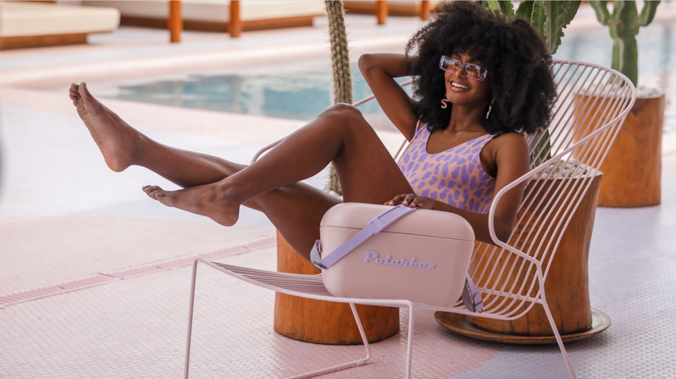 Mujer en la piscina con nevera 'vintage' de Polarbox