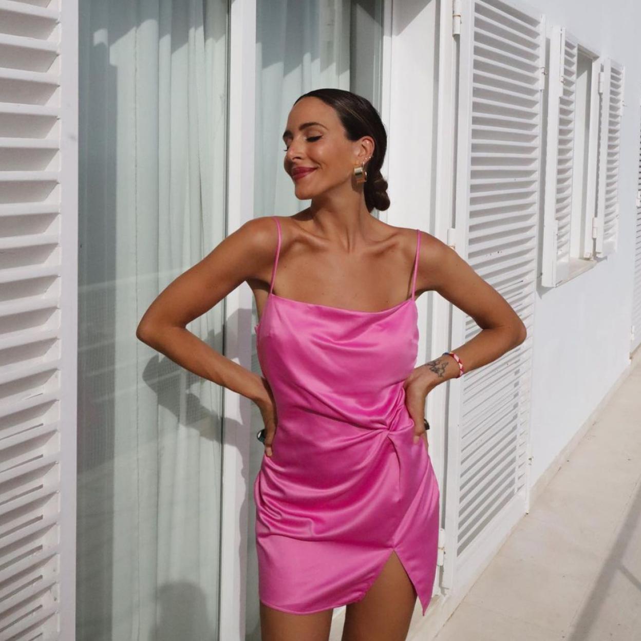 Pincha en la foto para ver 11 vestidos en todas las tonalidades de rosa para que luzcas un look primaveral perfecto en tu color favorito.