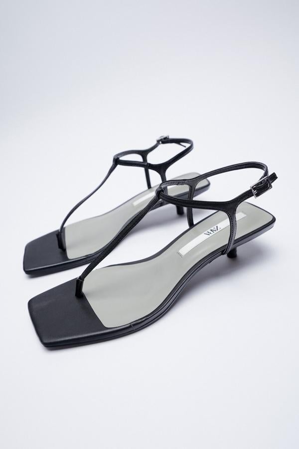 Sandalias con tacón bajo de color negro de Zara (25,99 euros)