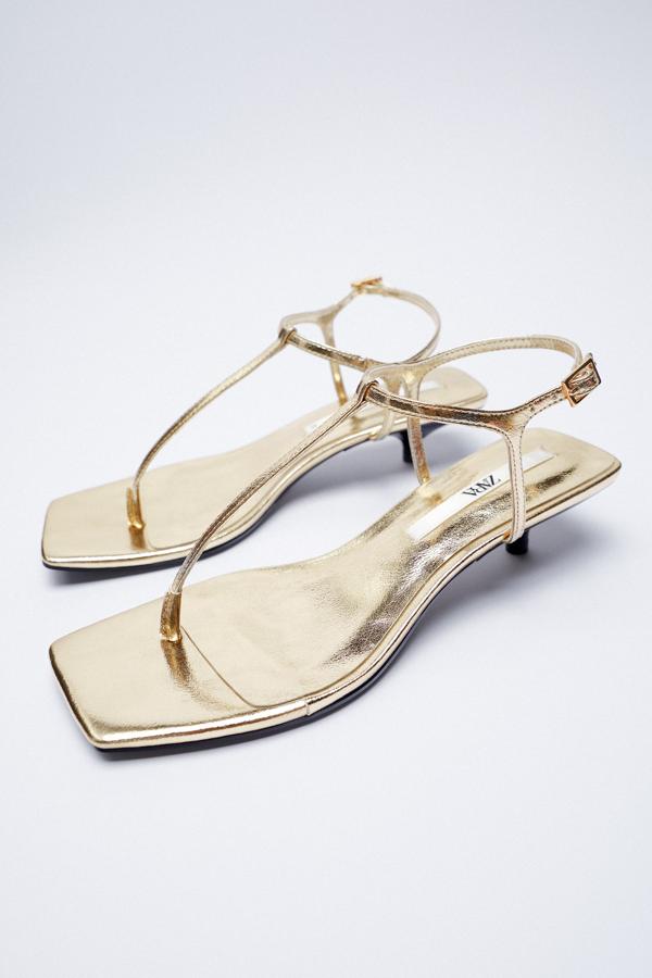 Sandalias con tacón bajo en color dorado de Zara (25,99 euros)