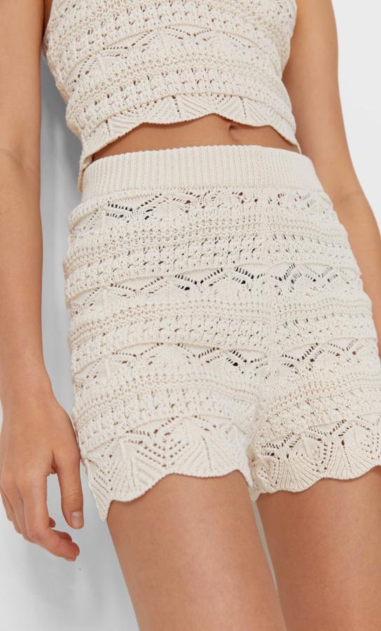 En vainilla, azul, negro o con estampado de rayas, este short tejido a crochet de Stradivarius es de tiro alto, viene con cintura elástica y de 15,99 euros ha pasado a costar 5,99 euros. 