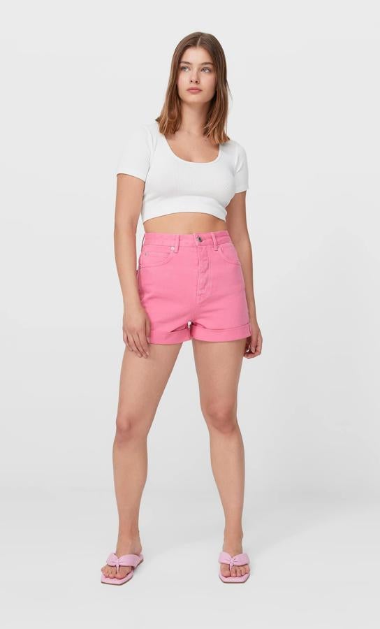 Disponible en cinco tonos diferentes, entre ellos el rojo, el vainilla o el rosa, estos shorts de Stradivarius de diseño mom fit son de tiro alto y vienen con el bajo acabado en vuelta. Confeccionados en algodón, de 17,99 euros han pasado a costar 12,99 euros.
