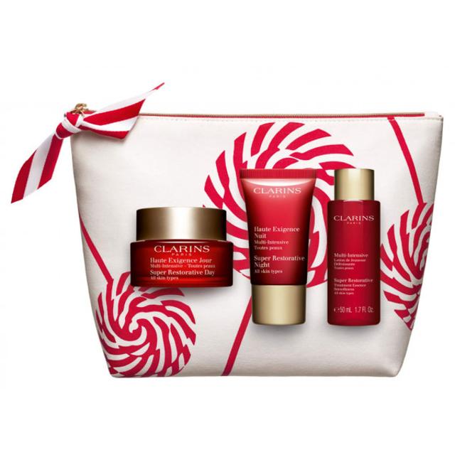 Este estuche de Clarins es perfecto para llevar todos tus básicos de cuidado facial en tus viajes. Cuesta 67,11 euros en Primor, y contiene tres productos: crema de día (50 ml), crema de noche (15 ml) y loción (15 ml).