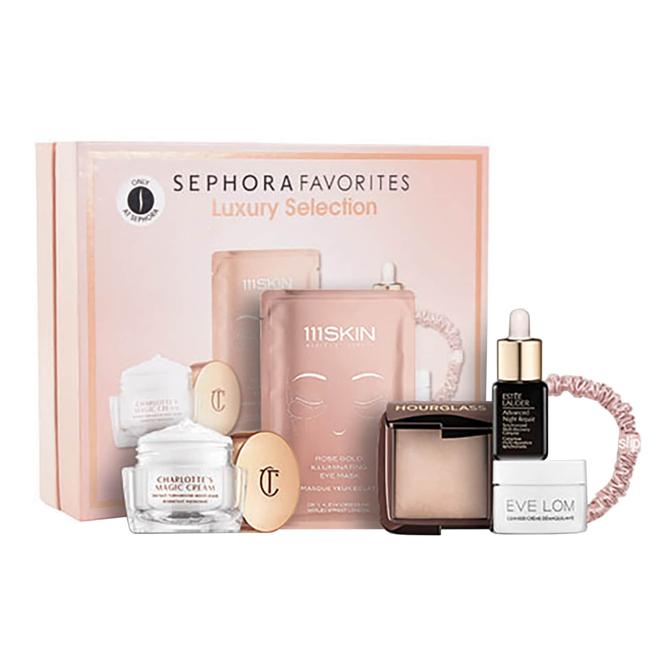 Estuche de viaje de Sephora Favorites con productos de alta gama (39,99 euros). Contiene un sérum de Estee Lauder, una mascarilla de ojos de 111 piel, una crema limpiadora de Eve Lom,un polvo facial ligero de Hourglass, un coletero y una crema de Charlotte Tilbury.