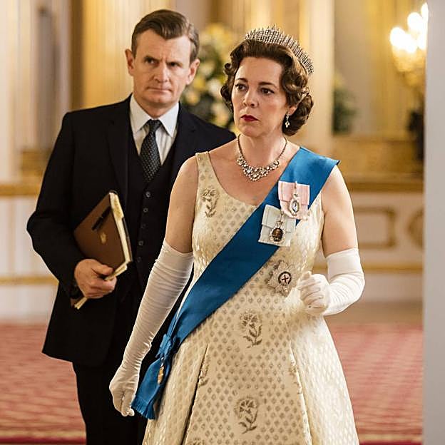 Imagen principal - De arriba a abajo, fotogramas de The Crown, Por qué matan las mujeres y Mrs America.