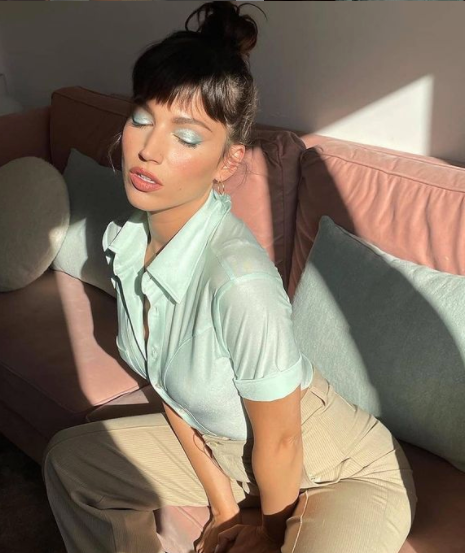 Imagen secundaria 1 - Úrsula Corbero con la sombra de ojos de este verano 