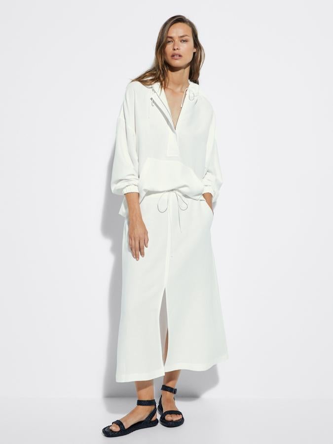 Confeccionada en viscosa sostenible, esta falda de Massimo Dutti viene con vintura elástica en la parte posterior y el bajo con abertura frontal. Con dos bolsillos laterales ocultos en la costura y en blanco liso, tiene un precio de 69,95 euros y está disponible entre las tallas XS y L. 