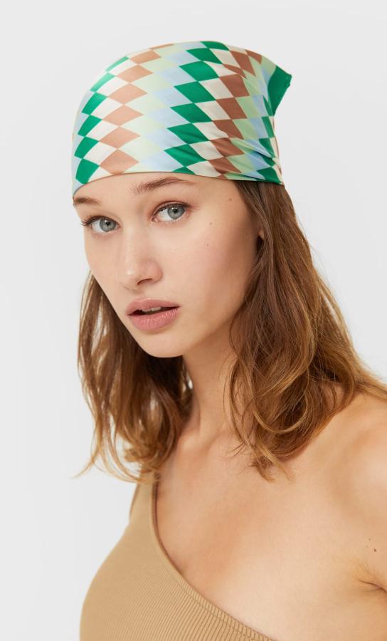 Este pack de dos bandanas con estampado de damero y flores tiene un precio de 9,99 euros,