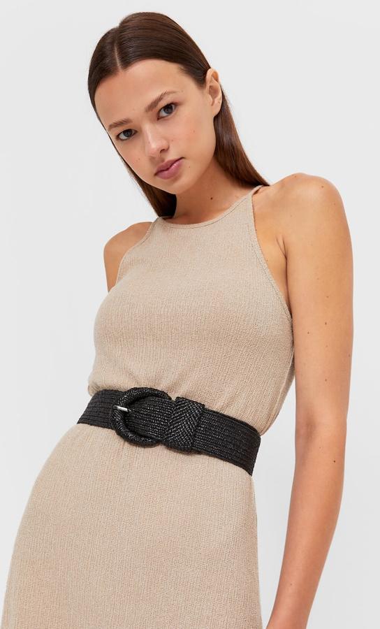 Disponible en negro o en crudo, este cinturón de rafia tiene un precio de 7,99 euros.