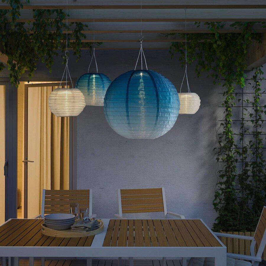 Esta lámpara de techo solar LED con forma de globo en tonos azules tiene un precio de 9 euros.